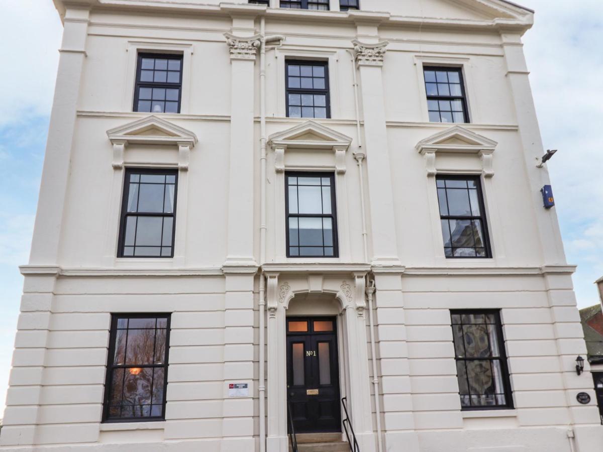 Number One The Crescent Apartment *